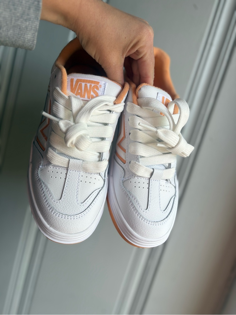 VANS Upland Women’s White and Orange Low-Top Sneakers NEW Size 7 - Picture 3 of 10